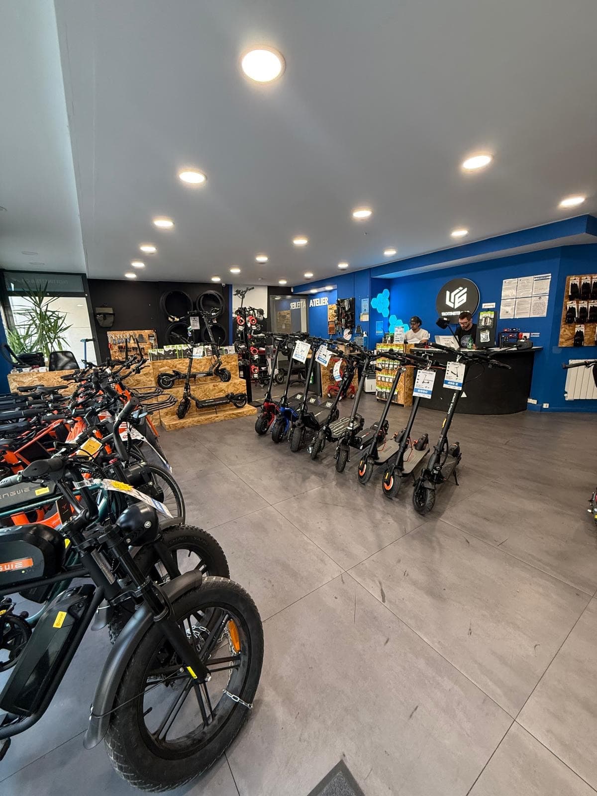 Trottinettes et vélos électriques dans une boutique Li6