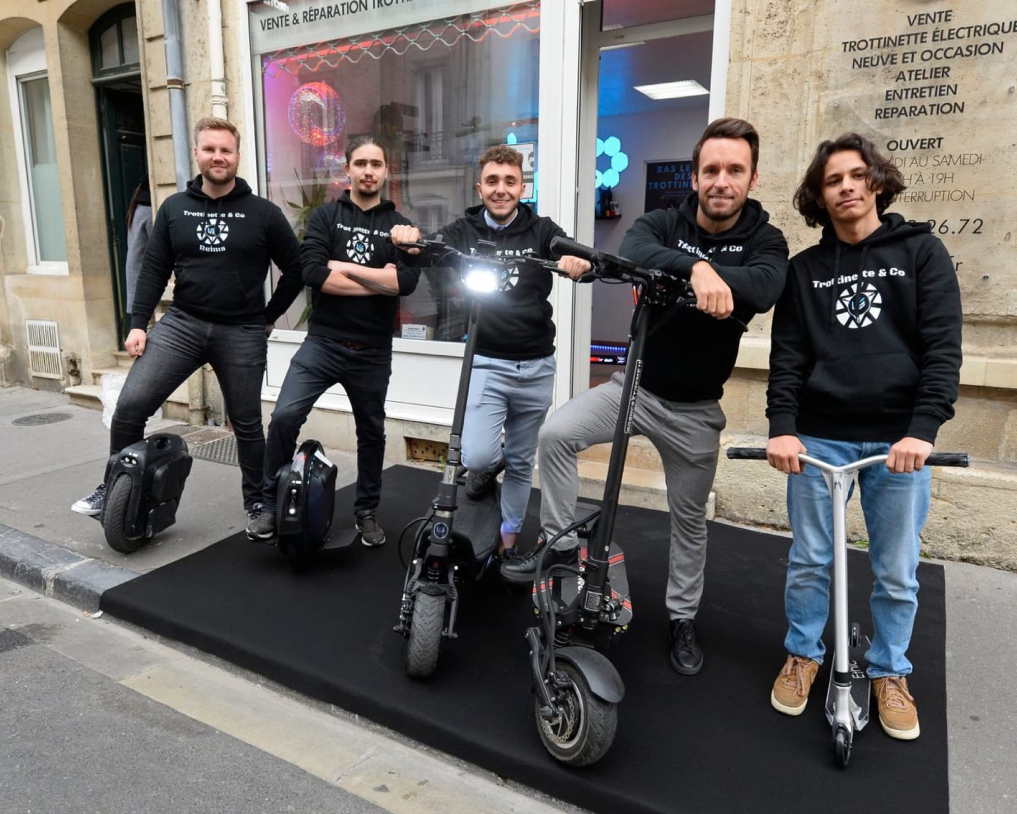 L’équipe Li6 devant la boutique de Reims